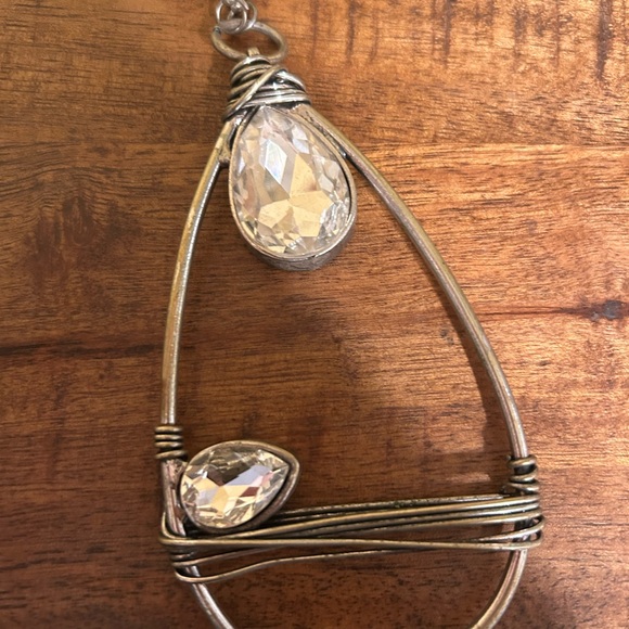 Silver tone tear drop necklace - Picture 2 of 4